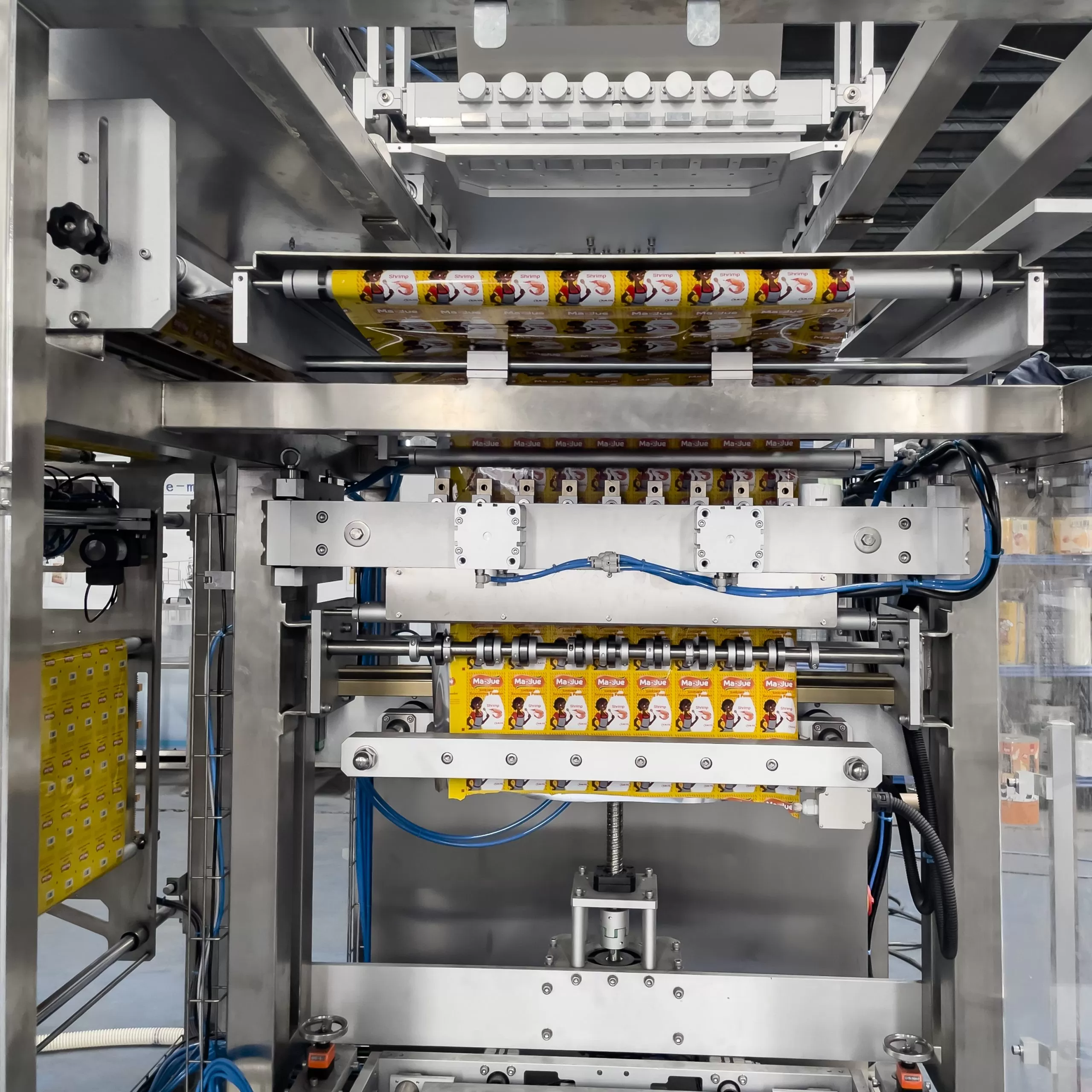 Multi-line flat sachet packing machine